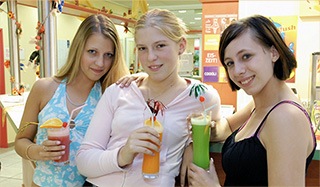 Drei Frauen im Bistro der Jugendherberge mit leckeren Cocktails.